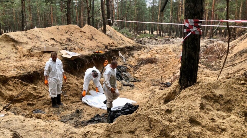 Криміналісти з Волині працюють на місці масового поховання біля Ізюма