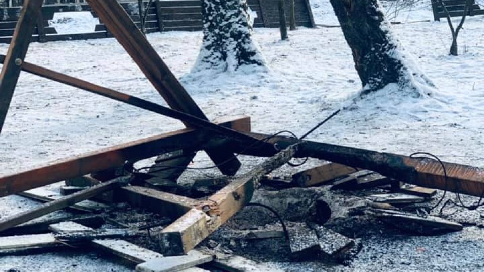 На Волині вандали у лісі зруйнували і спалили дитячу гойдалку та паркан
