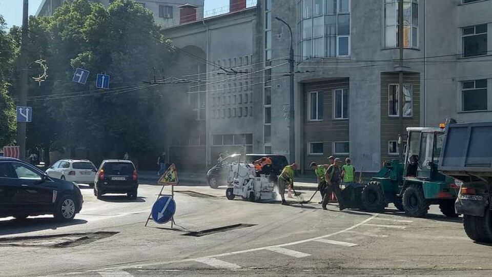 На кільці у Луцьку ремонтують дорогу. Рух ускладнений