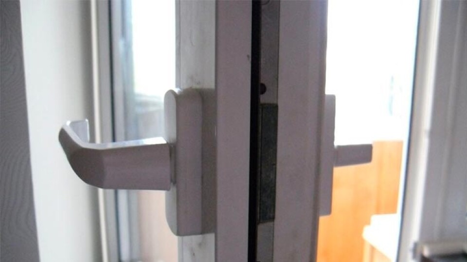 У центрі Луцька жінка застрягла на балконі: визволяли рятувальники