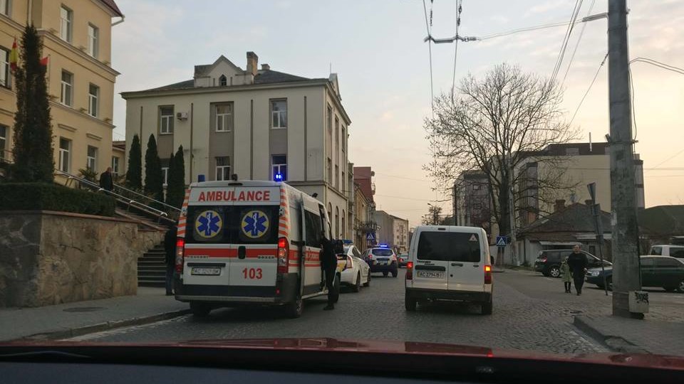 У Луцьку біля міськради чоловік хотів підпалити себе