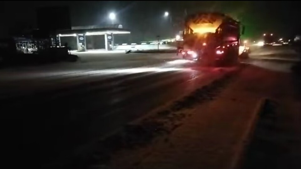 На Волині з ночі дороги від снігу чистили 37 одиниць техніки. ВІДЕО