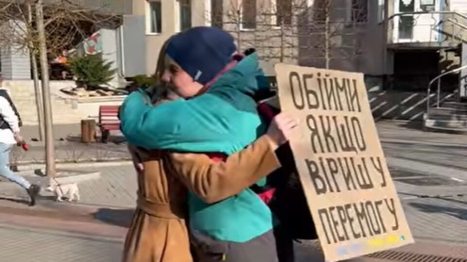 «Обійми, якщо віриш у перемогу». У Луцьку молодь зібрала 14 тисяч для військових