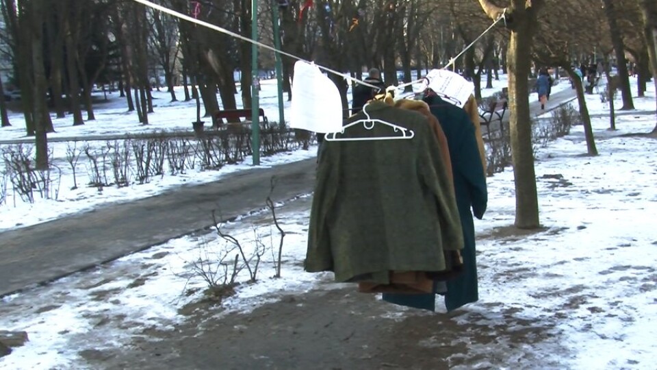 У Луцьку розвісили зимовий одяг, аби бідні могли прийти і взяти