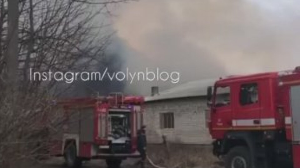 Мешканців просять не відкривати вікна: біля Луцька горить підприємство, що виробляє рідкі шпалери