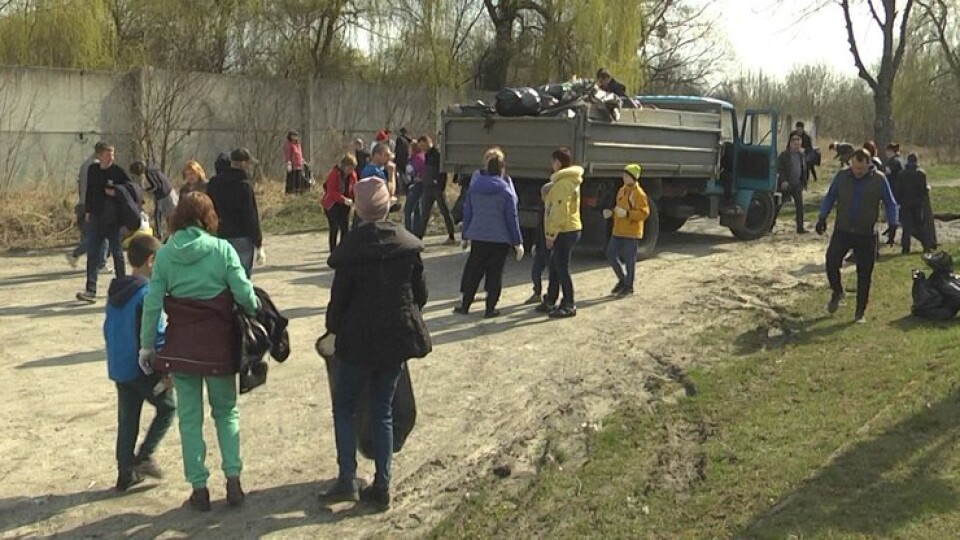 У Луцьку на толоку вийшли більше тисячі людей. Вони зібрали 25 вантажівок сміття
