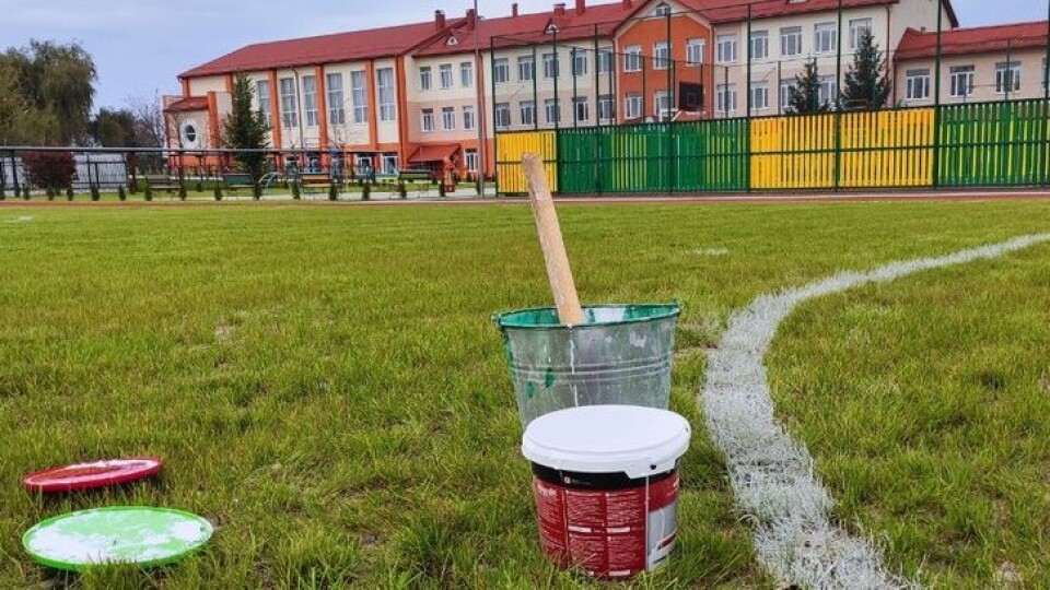 Прибирають і наносять розмітку. Як у селі на Волині готуються до приїзду Зеленського