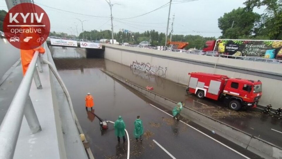 Київ накрила потужна злива. Показуємо вражаючі фото