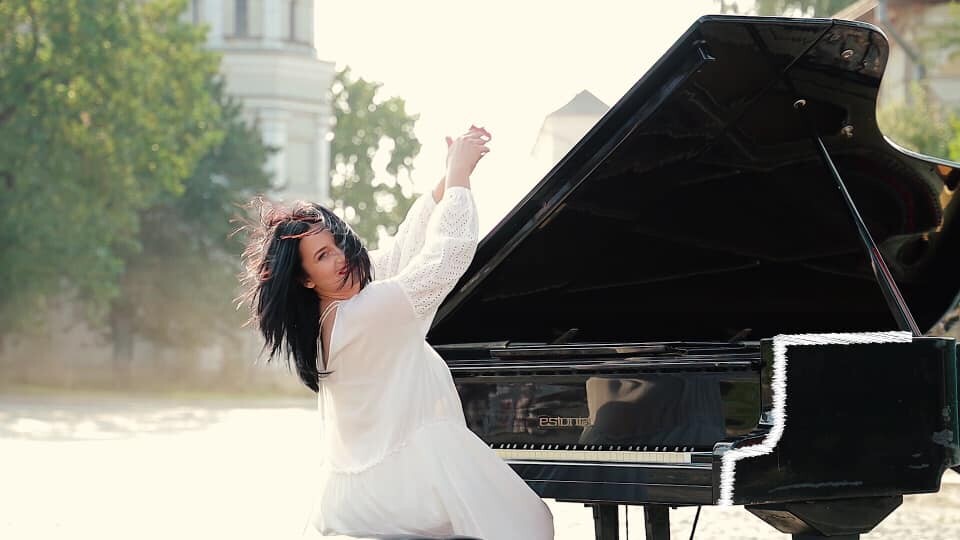 Галина Конах знімала кліп про Луцьк на фоні замку Любарта