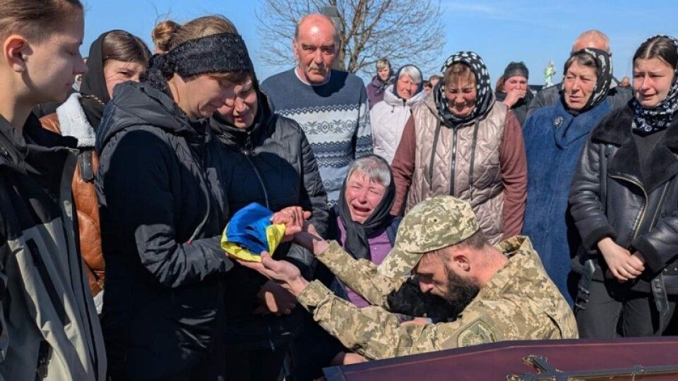 Громада на Волині віддала останню шану загиблому воїну. ФОТО