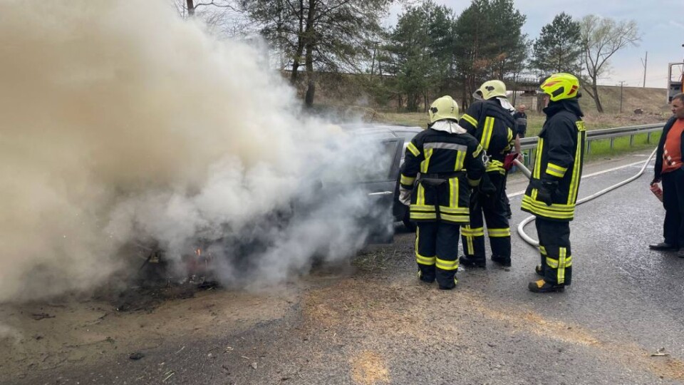 Поблизу Володимира посеред дороги горів автомобіль
