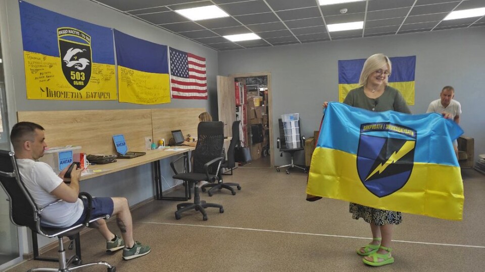 Луцькі волонтери зібрали пів сотні прапорів із подяками від бійців. ФОТО, ВІДЕО