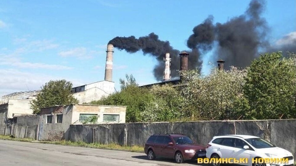 У Луцьку збирають підписи через чорний дим з цукрового заводу