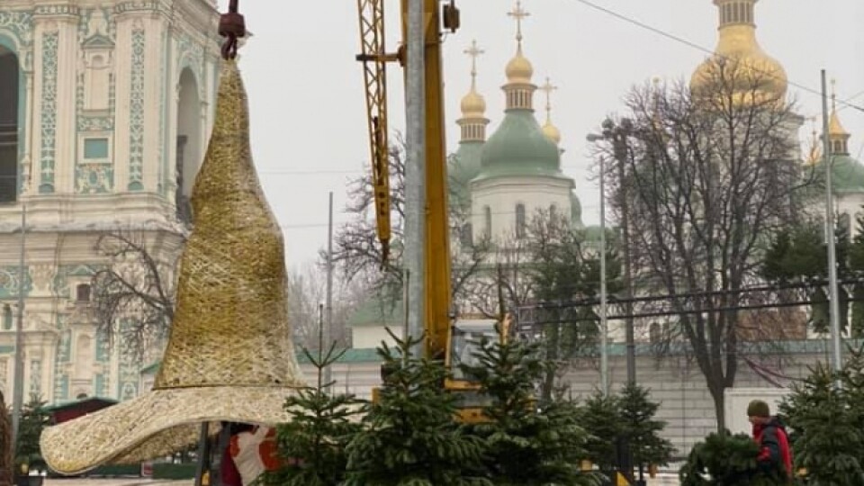 З головної ялинки країни у Києві зняли капелюха. Фото