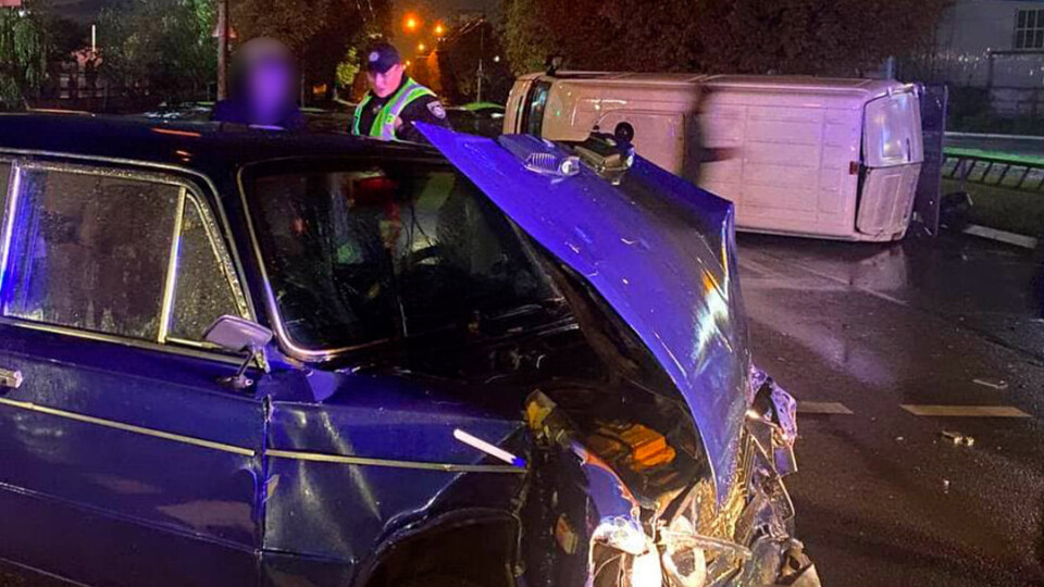 У Луцьку на Дубнівській автотроща. Одна з автівок перекинулася
