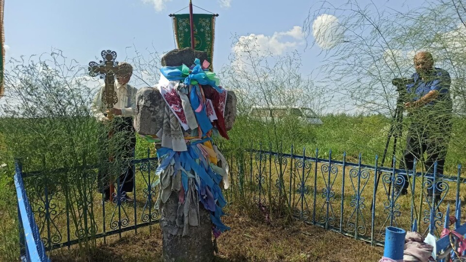 У селі на Волині є хрест-оберіг. Місцеві вірять, що він росте
