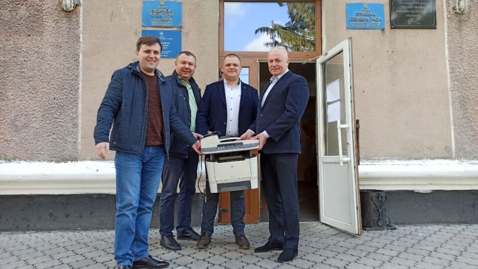 Луцька райрада передала громадам автомобілі, комп'ютери та меблі