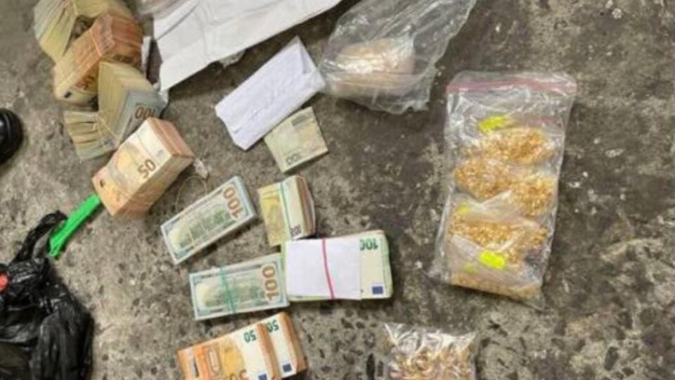 Волинські митники передали державі майже 16 кг золота. Його вилучили у працівників посольства