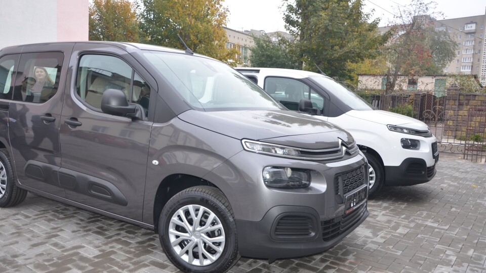 Луцька поліклініка отримала два нові автомобілі