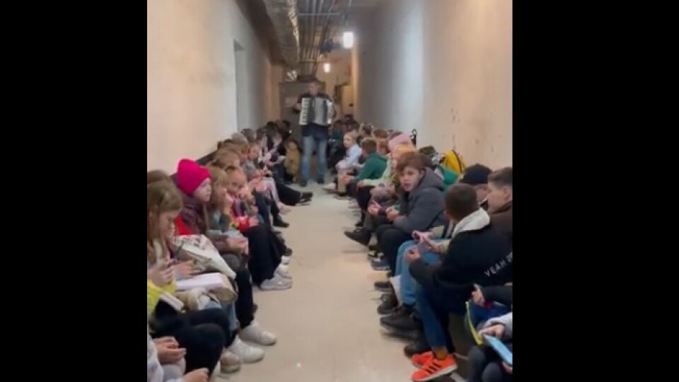 У Луцьку в укритті драмтеатру під час тривоги діти заспівали «Ой у лузі червона калина». ВІДЕО