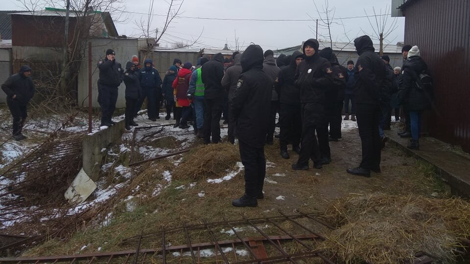 Муніципали ріжуть паркан навколо Центрального ринку у Луцьку. Підприємці намагаються перешкодити