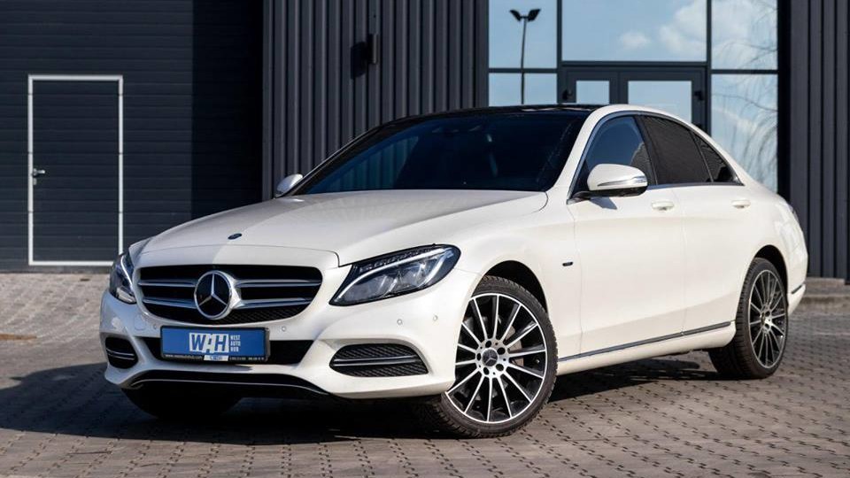 У Луцьку продають стильний Mercedes-Benz C 400. ФОТО