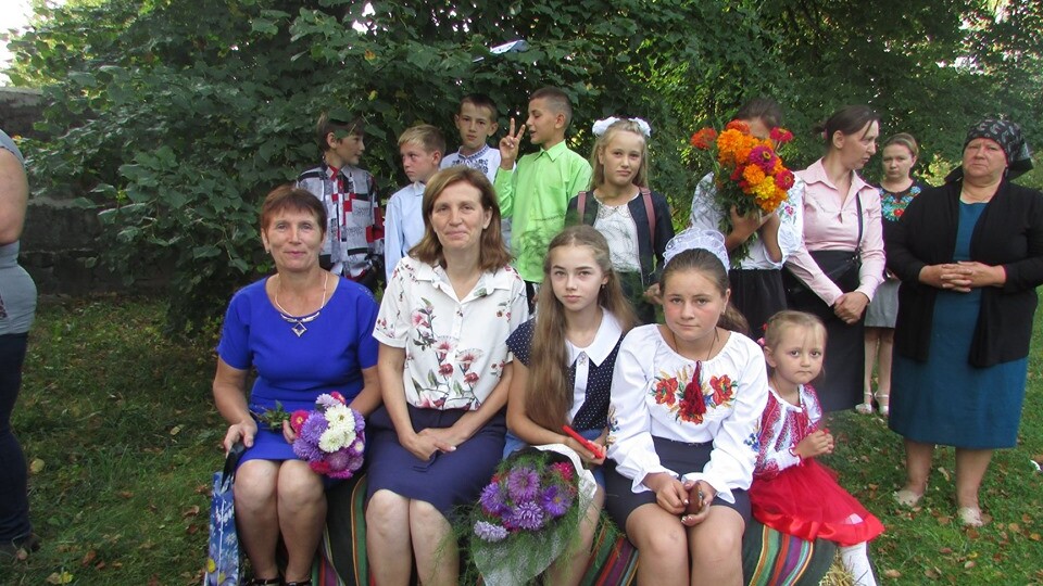 На траві і солом'яних тюках. У сільській школі на Волині провели незвичну лінійку