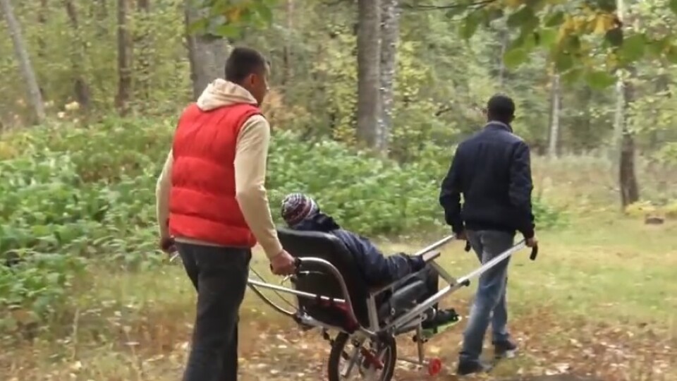 На інвалідному візку – по бездоріжжю. Лучанин виготовляє оригінальні коляски