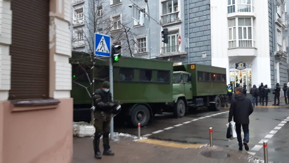 У Києві до Верховної Ради вже стягнули силовиків та техніку