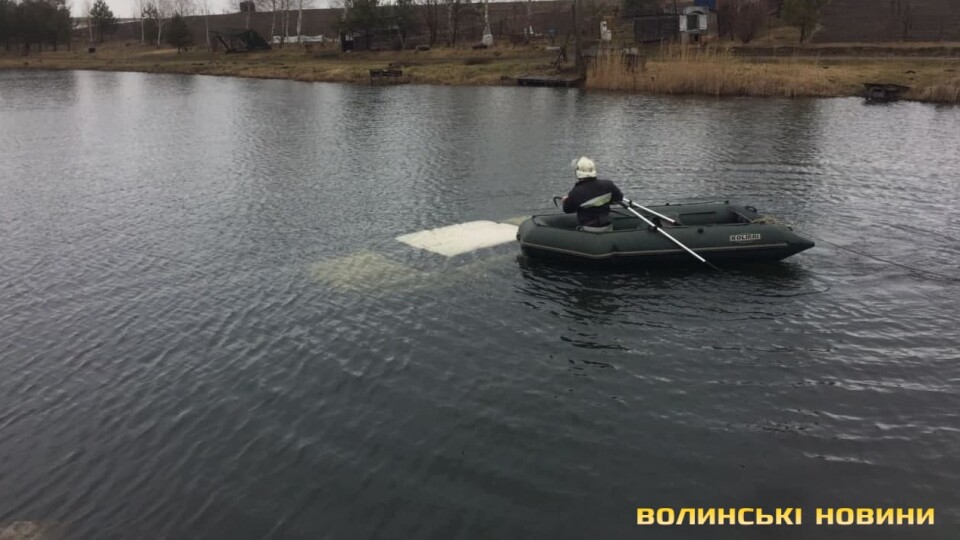 У Луцькому районі автомобіль заїхав у озеро. Водій потонув