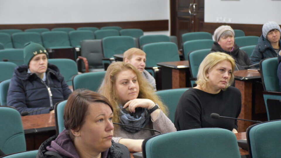 Мають докази, що їхні чоловіки живі: матері і дружини військовополонених лучан зібрались в міськраді