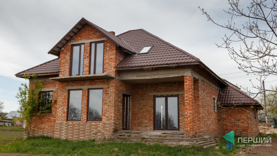 Біля Луцька продають просторий двоповерховий будинок. ФОТО