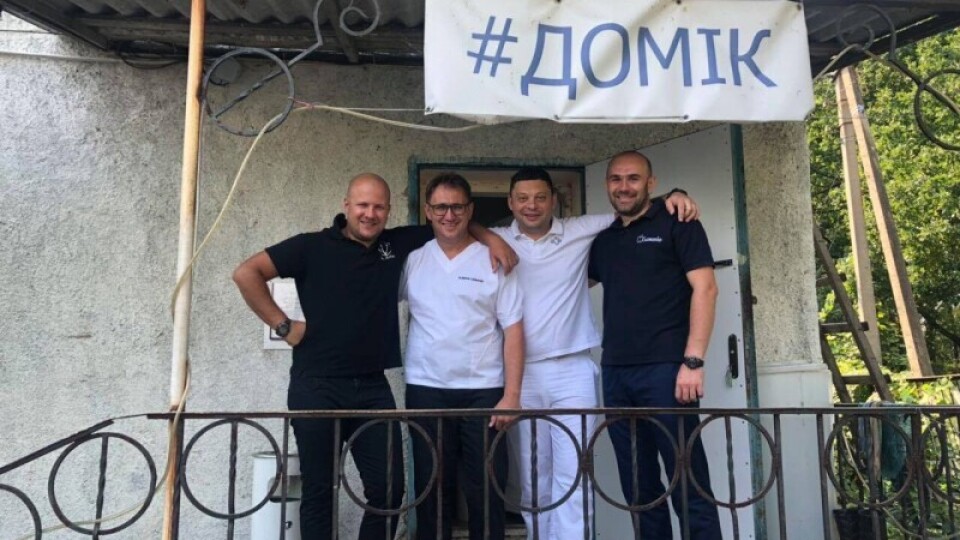 Луцькі стоматологи вкотре їдуть на Схід, аби безкоштовно лікувати бійцям зуби