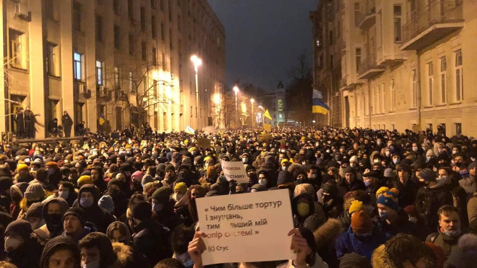 У Києві відбувається акція протесту проти арешту Стерненка. Є поранені та затримані