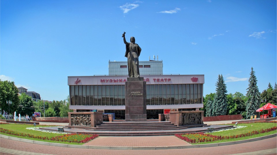 На півдні Росії знайшли копію  луцького драмтеатру і пам'ятника Лесі Українки. ФОТО