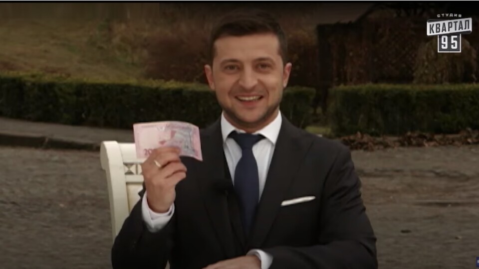 Президент і 200 гривень: Зеленський уже знімався на фоні Луцького замку з грошима. Ще 6 років тому