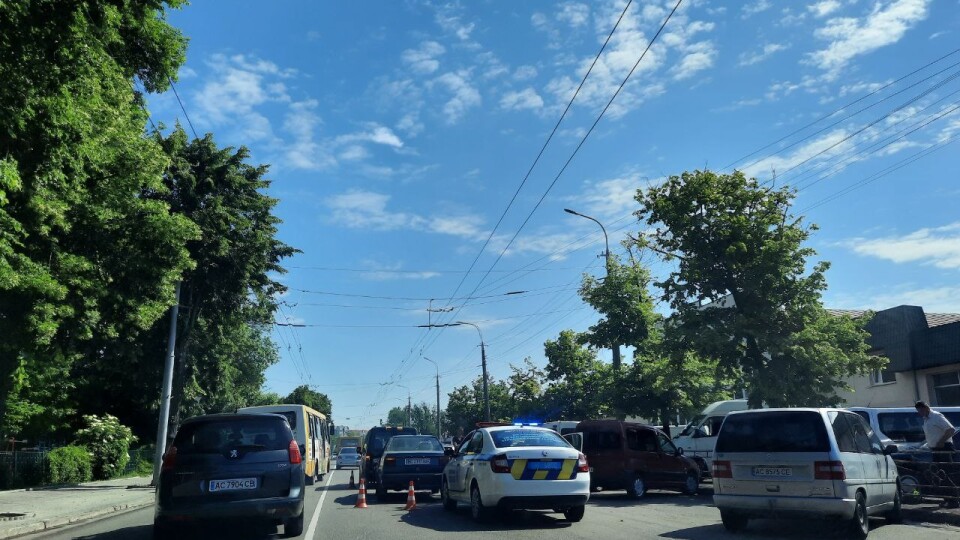 У Луцьку біля Центрального ринку зіткнулися дві автівки. Рух ускладнений