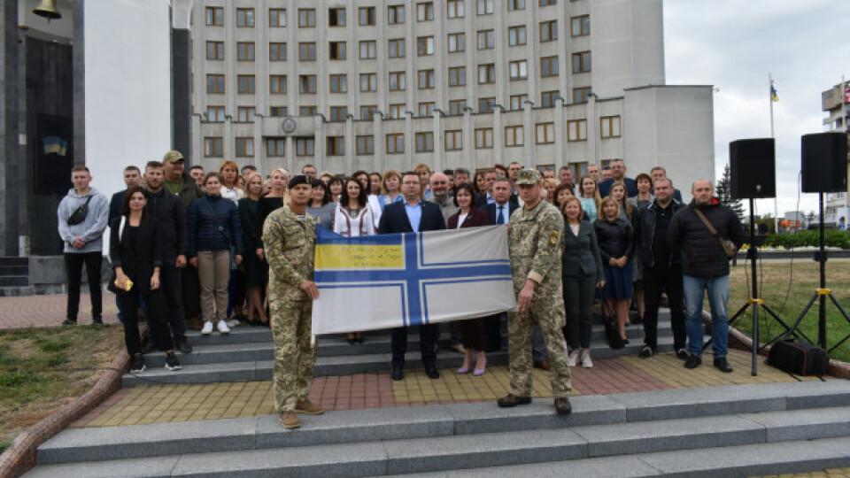 У Луцьку зняли прапор, який висів на підтримку полонених моряків