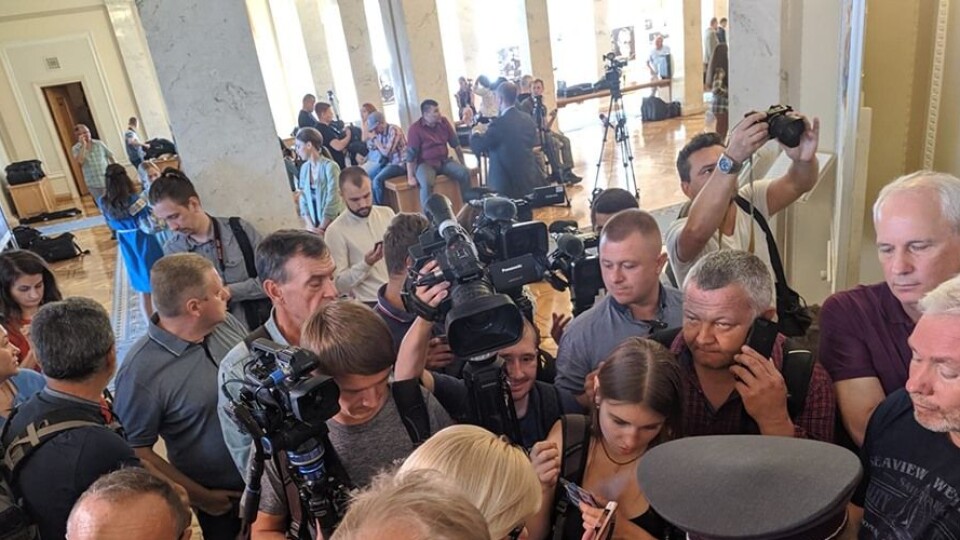 Перше засідання нової Ради: депутати склали присягу, журналістів не пускають в зал