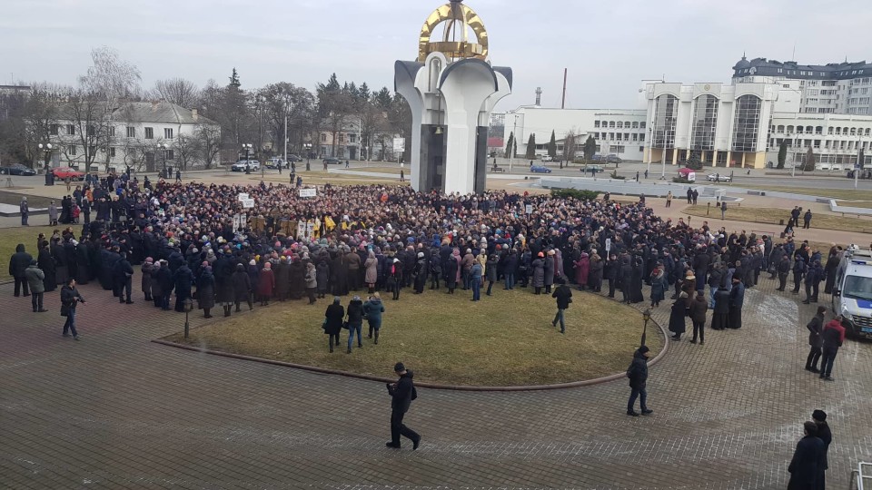Прихильників УПЦ МП на площі у Луцьку – уже більше тисячі. Підняли плакати. ФОТО