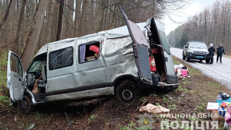 На Волині автомобіль злетів у кювет. Постраждало п'ятеро людей