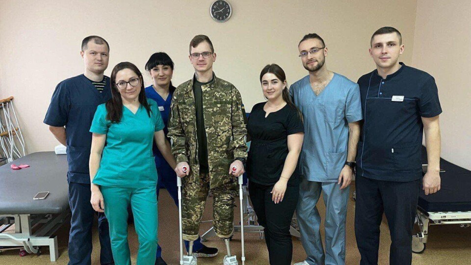 Воїн з Волині, які втратив ноги внаслідок вибуху, знову ходить