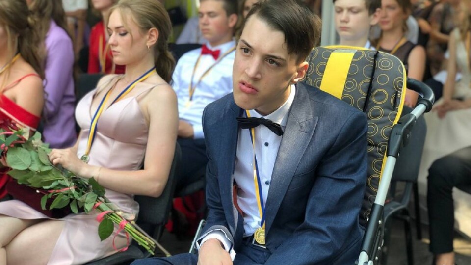 Випускник із Нововолинська з важкою формою ДЦП отримав золоту медаль