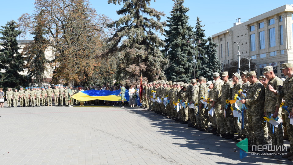 Соняшники та паперові літачки: у Луцьк приїхали авіатори Севастопольської бригади. ФОТО