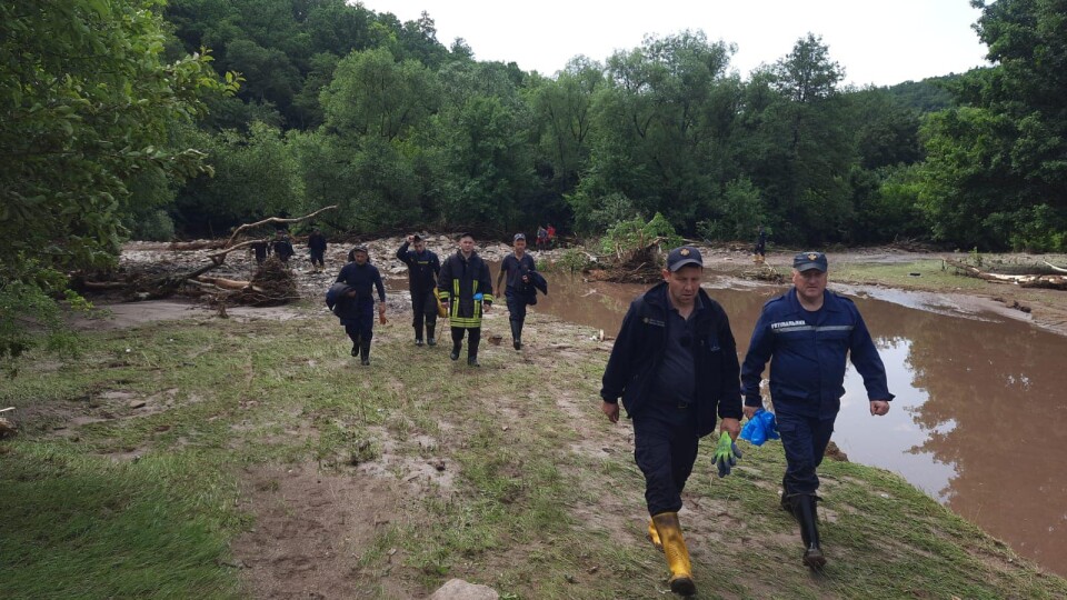 Загинув чоловік та двоє 13-річних дівчат. На Тернопільщині потік води зніс у річку авто
