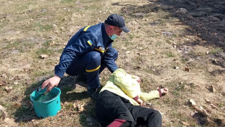 На Волині жінка палила траву – і знепритомніла від диму