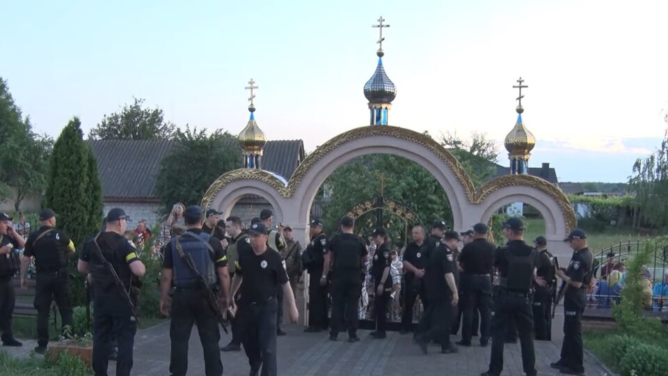 Крики, співи та шарпанина: у Скулині на Ковельщині поскандалили через церкву. Відео