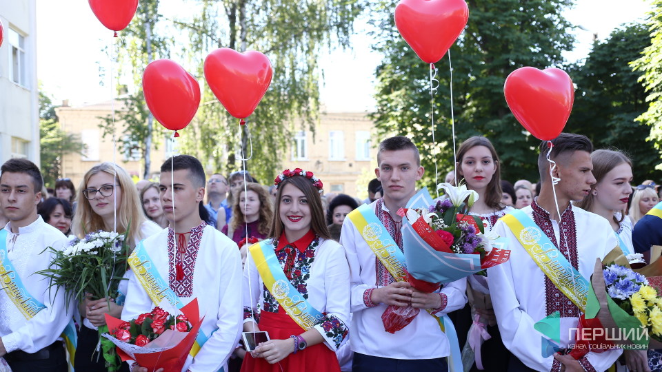 «Сердечне» прощання: у луцькій школі №1 продзвенів останній дзвінок. ФОТО