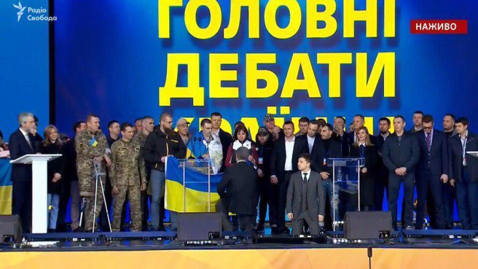 Порошенко і Зеленський стали на коліна. ВІДЕО