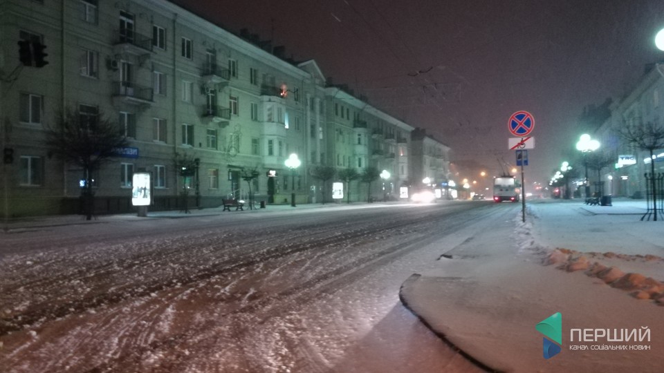 Луцьк потерпає від негоди: на дорогах ДТП та купа снігу. ФОТО